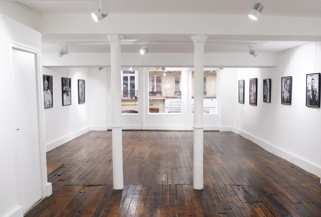 Espace lumineux avec parquet bois et grande fenêtre – Galerie à louer Paris 3e