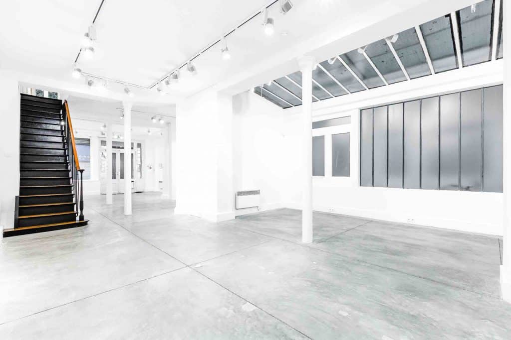 Espace lumineux avec verrière en toiture – Galerie Joseph Paris 2e