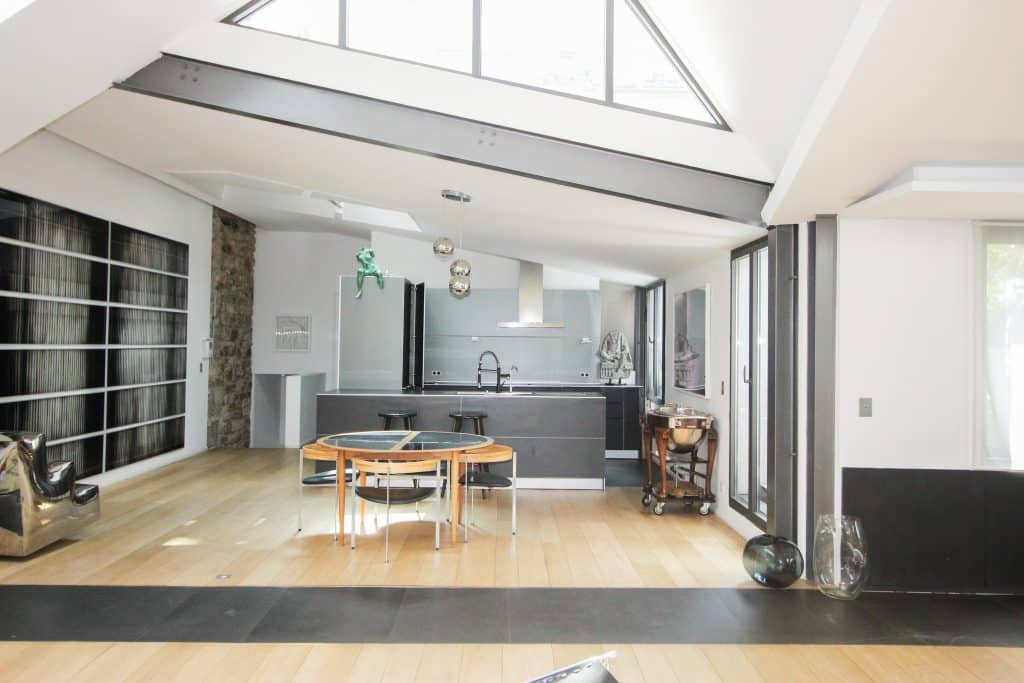 Salle spacieuse avec mobilier contemporain et éclairage naturel – 47 rue des Tournelles
