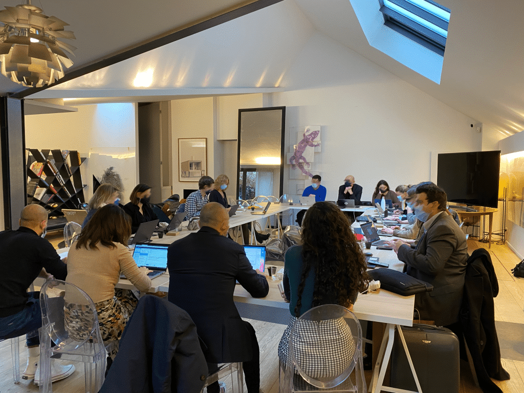 Groupe en réunion dans un loft moderne avec toit cathédrale à Paris Marais – Galerie Joseph