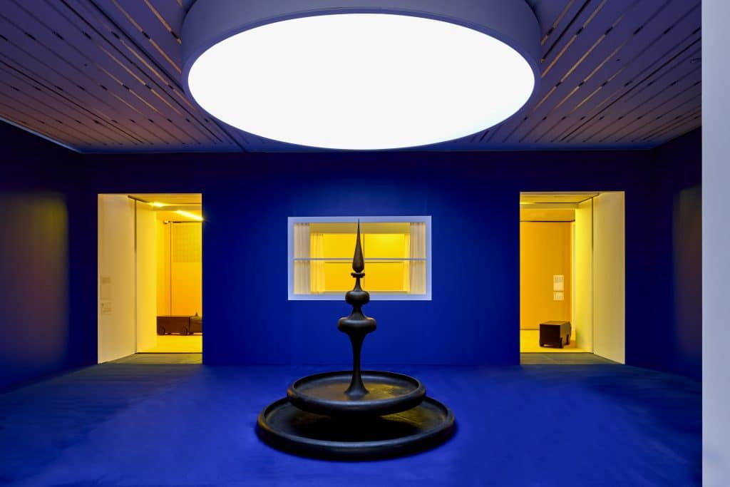 yellow-sculpture-blue-pol taburet