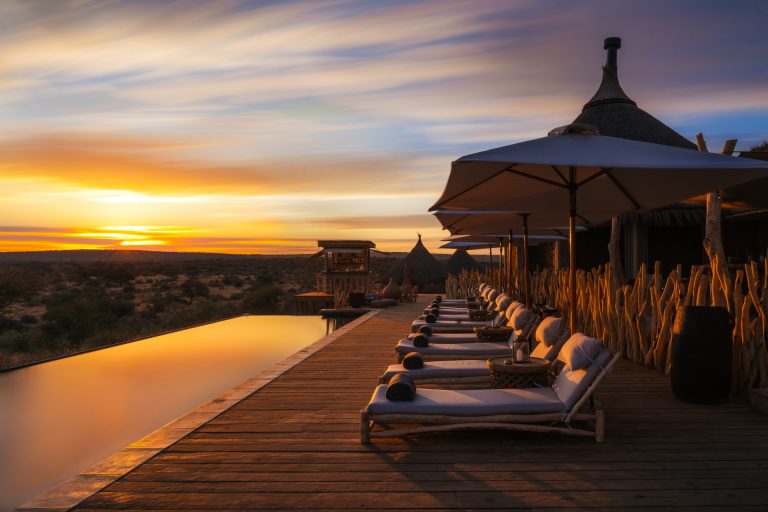 hotel-coucher de soleil-piscine-vue-parasol-transat-le zannier-omaanda