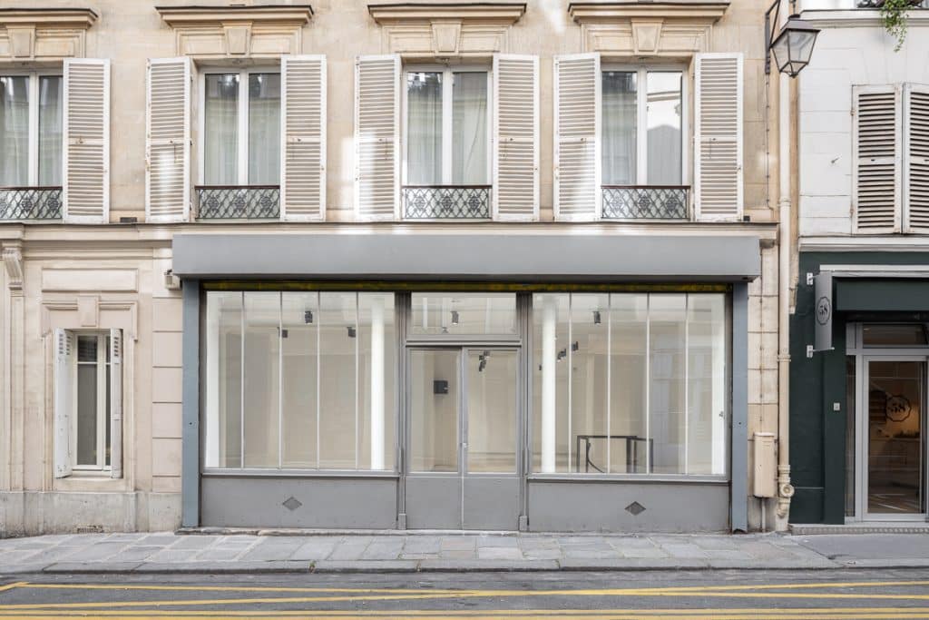 Façade extérieure de la galerie à louer au 43 Rue des Tournelles, Paris, avec vitrine et entrée vitrée.