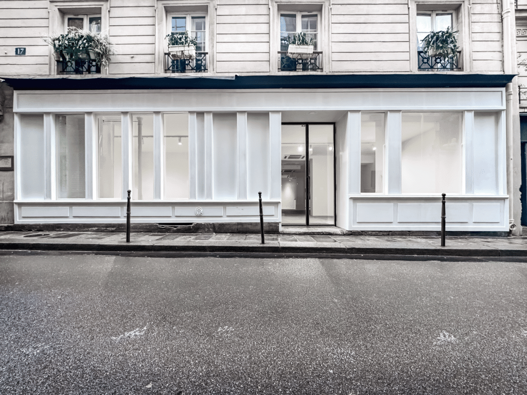 Devanture moderne et lumineuse de la Galerie 17 rue Chapon avec grande porte vitrée et façade épurée.