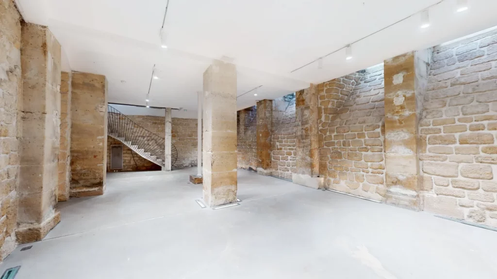 salle voûtée en pierre blonde du Marais, au 7 rue Froissart
