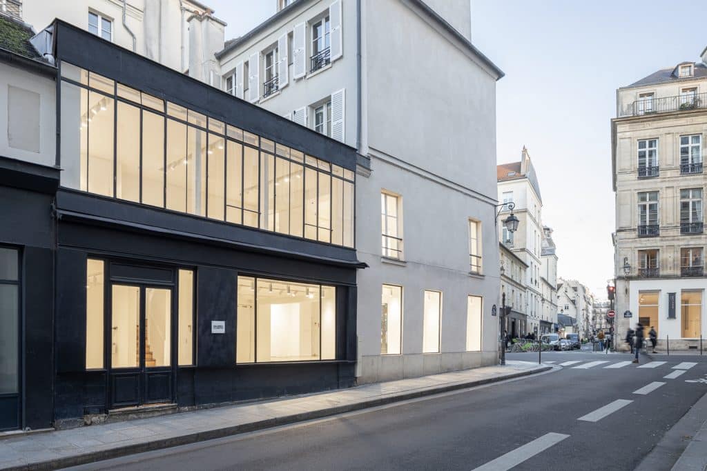 Façade de la Galerie Joseph 51 rue de Turenne avec une grande vitrine moderne et une entrée élégante