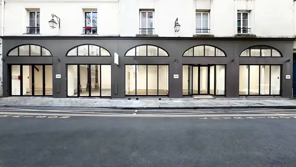 Devanture de la Galerie 5/9 rue Bailly, avec vitres transparentes et entrée moderne