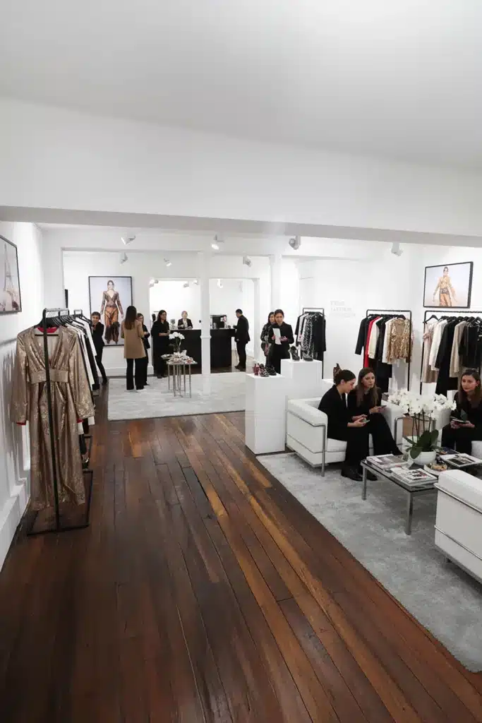 Acheteurs et portants de collections dans un showroom du Marais pendant la Fashion Week