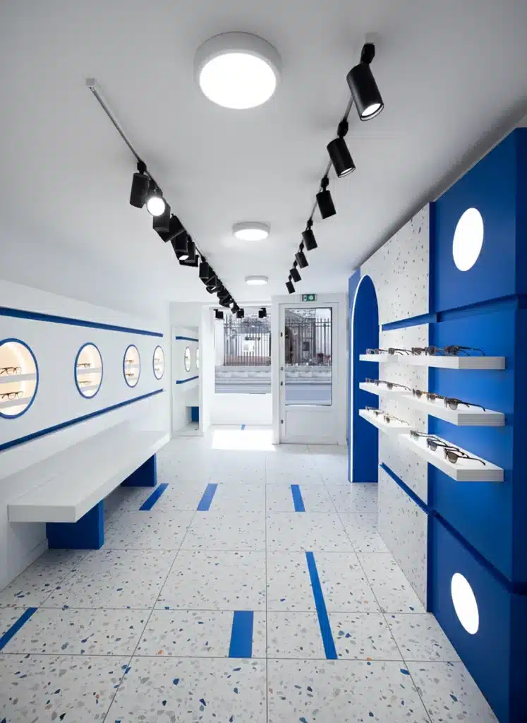 Petit pop-up store de créateur aménagé dans un espace Galerie Joseph à Paris, avec une scénographie contemporaine et une décoration minimaliste.