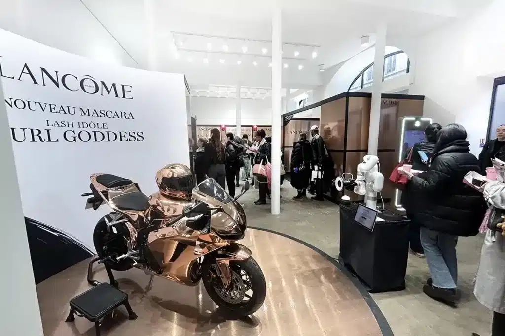 Pop-up for product launch, bringing together visitors and professionals in a Marais gallery