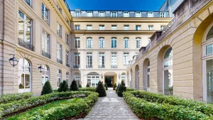 Façade du 79 rue du Temple, monument historique au cœur du Marais à Paris