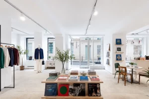 démo de popup store dans la galerie du 8 square sainte croix de la bretonnerie vue avec vitrine