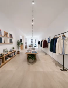 démo de popup store dans la galerie du 8 square sainte croix de la bretonnerie avec portant