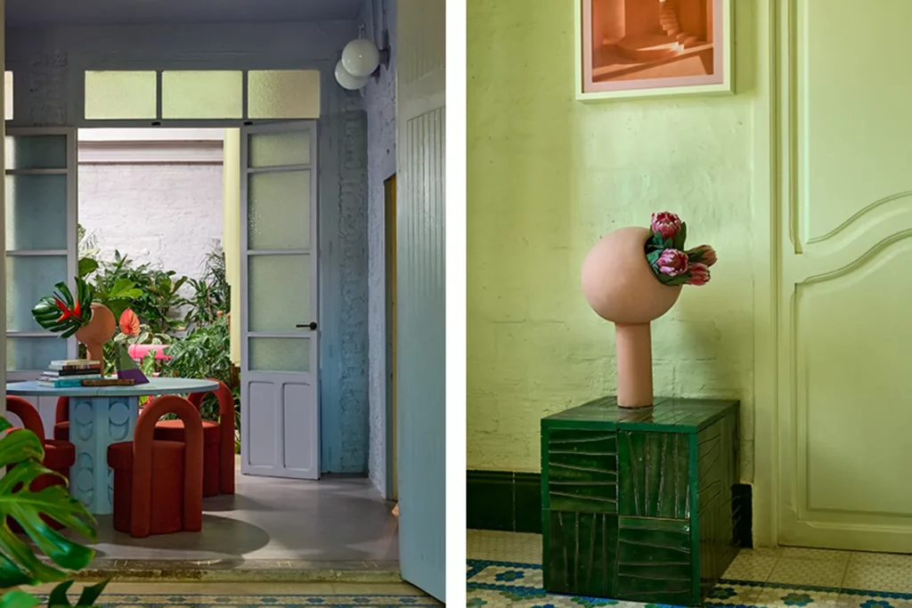Vase sculptural sphérique signé Masquespacio avec composition florale, posé sur un meuble géométrique vert, dans un intérieur minimaliste aux murs vert pâle, Paris Design Week, Galerie Joseph, 116 rue de Turenne.