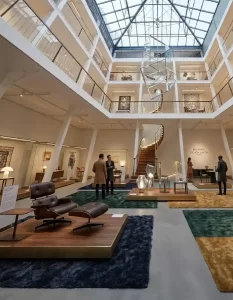 Visiteurs découvrant une exposition de design dans le Marais