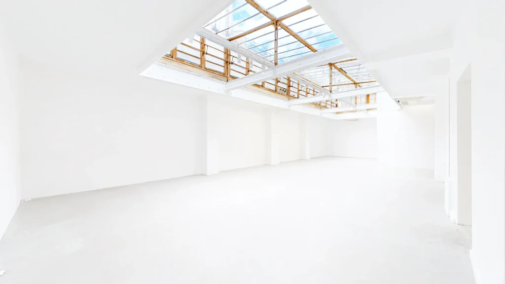 Espace lumineux de Galerie Joseph au 41 rue de Turenne dans le Marais à Paris, lieu de caractère à louer pour un atelier d'écriture.