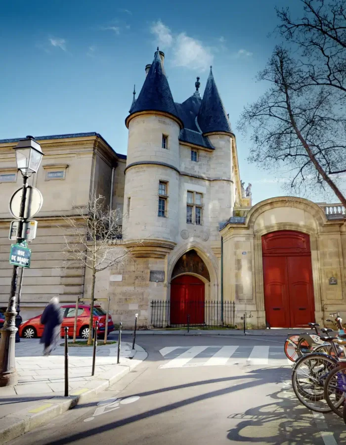 Vue extérieure de l’Hôtel Le Lièvre de la Grange, rue de Braque dans le Marais à Paris.