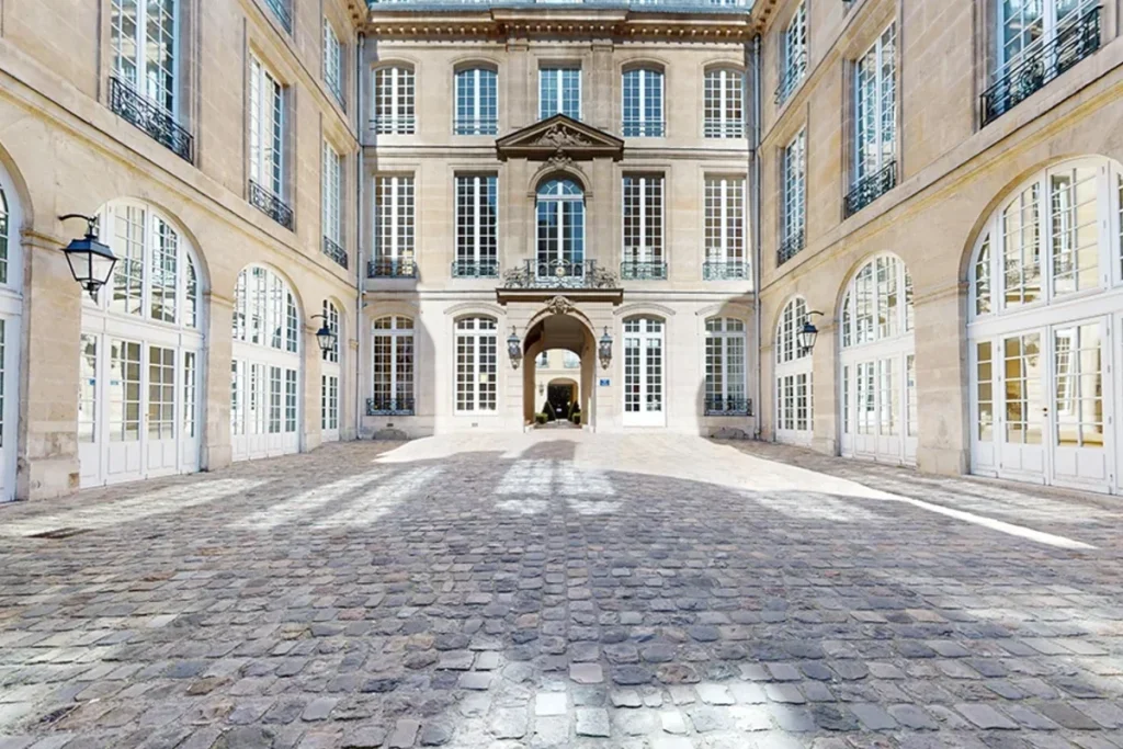 Cour d’entrée de l’Hôtel de Montmort, espace Galerie Joseph au 79 rue du Temple.
