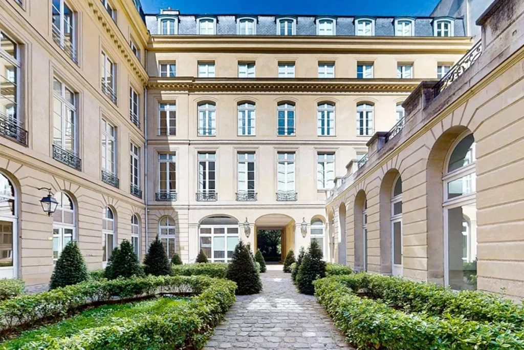 Cour intérieure de l’Hôtel de Montmort, au 79 rue du Temple dans le Marais à Paris.