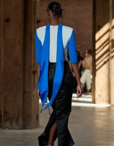 Look Phare Calvin Klein printemps-été 2027 présenté à New York en septembre 2026